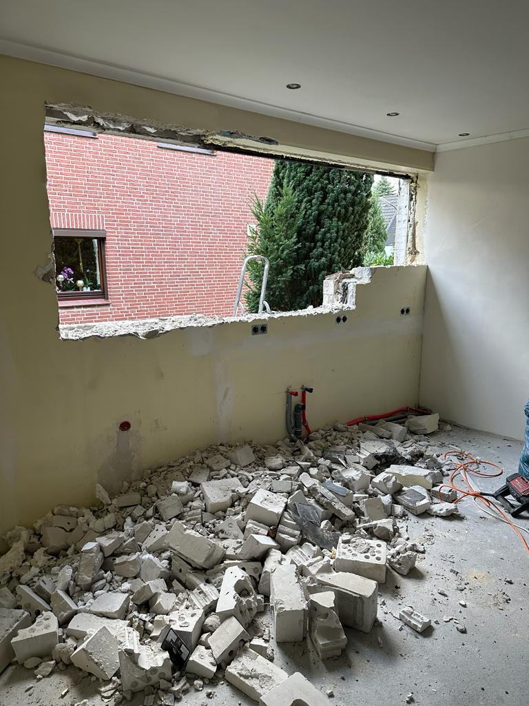 Abrissarbeiten zur Veränderung eines Fenster